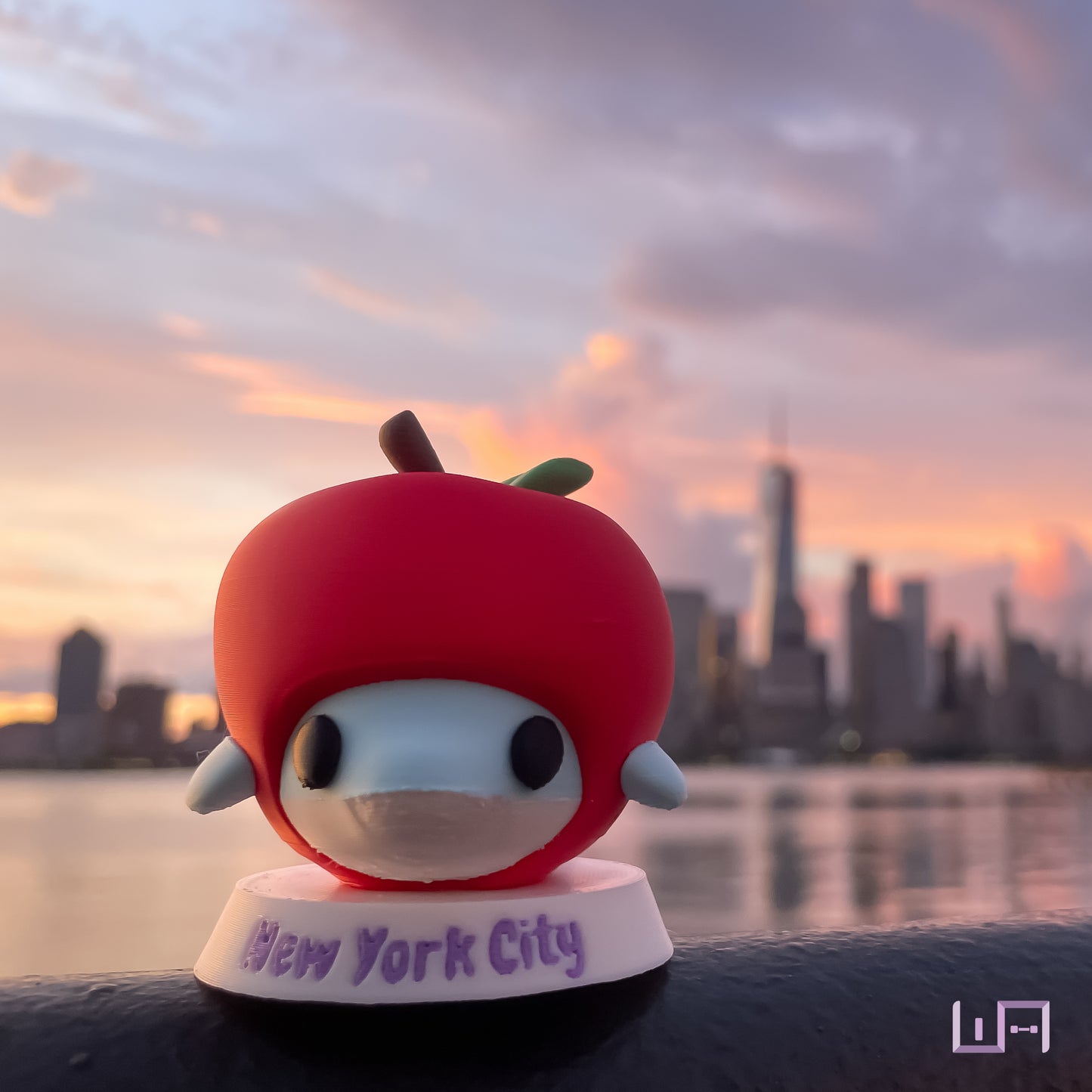 NYC: Dolphin Apple